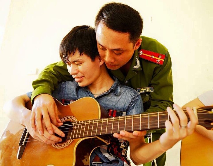 Senior Lieutenant Tran Anh Tuan, wholehearted for visually impaired children - ảnh 1